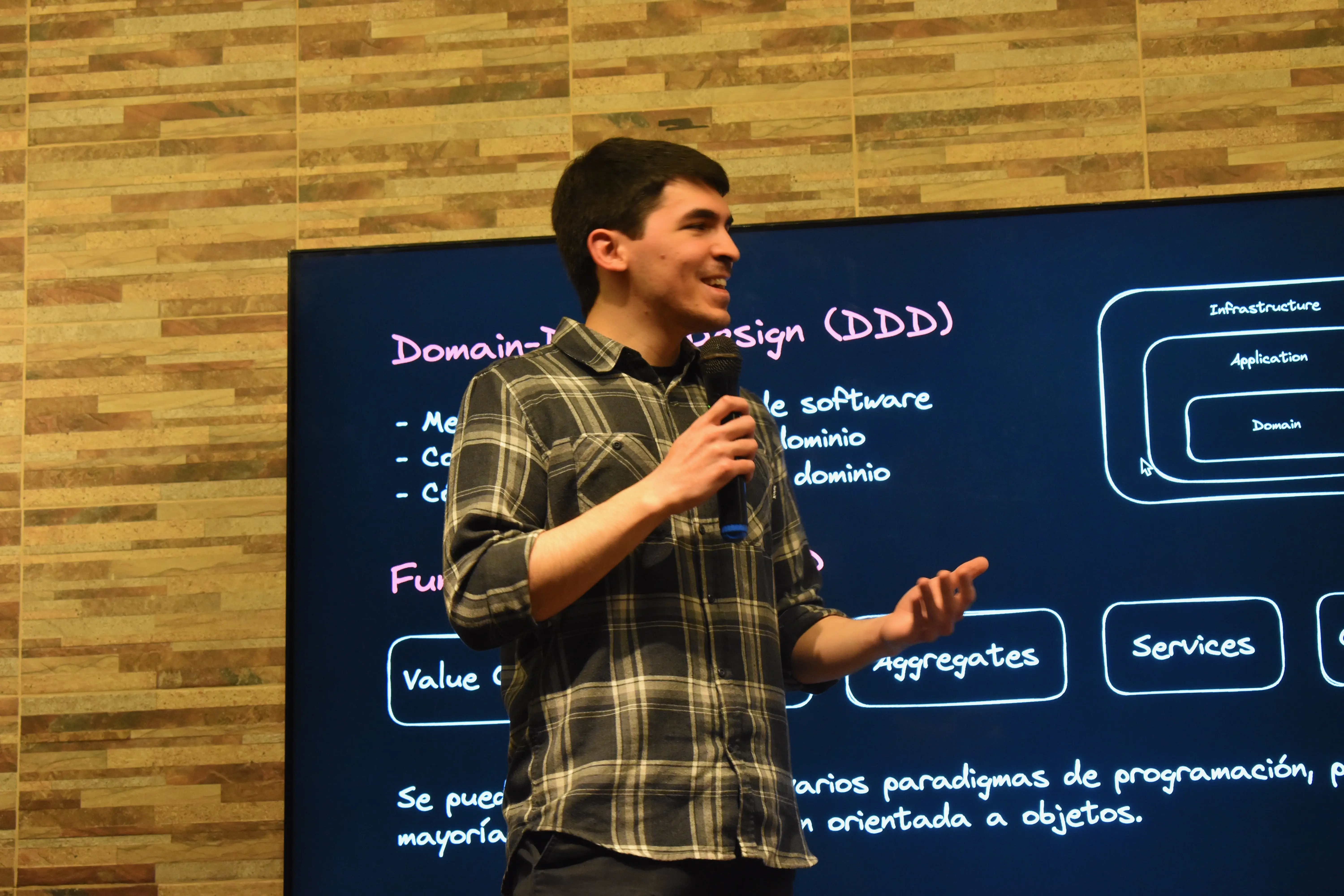Agustín dando una charla de DDD y arquitectura hexagonal en la UTN-FRT