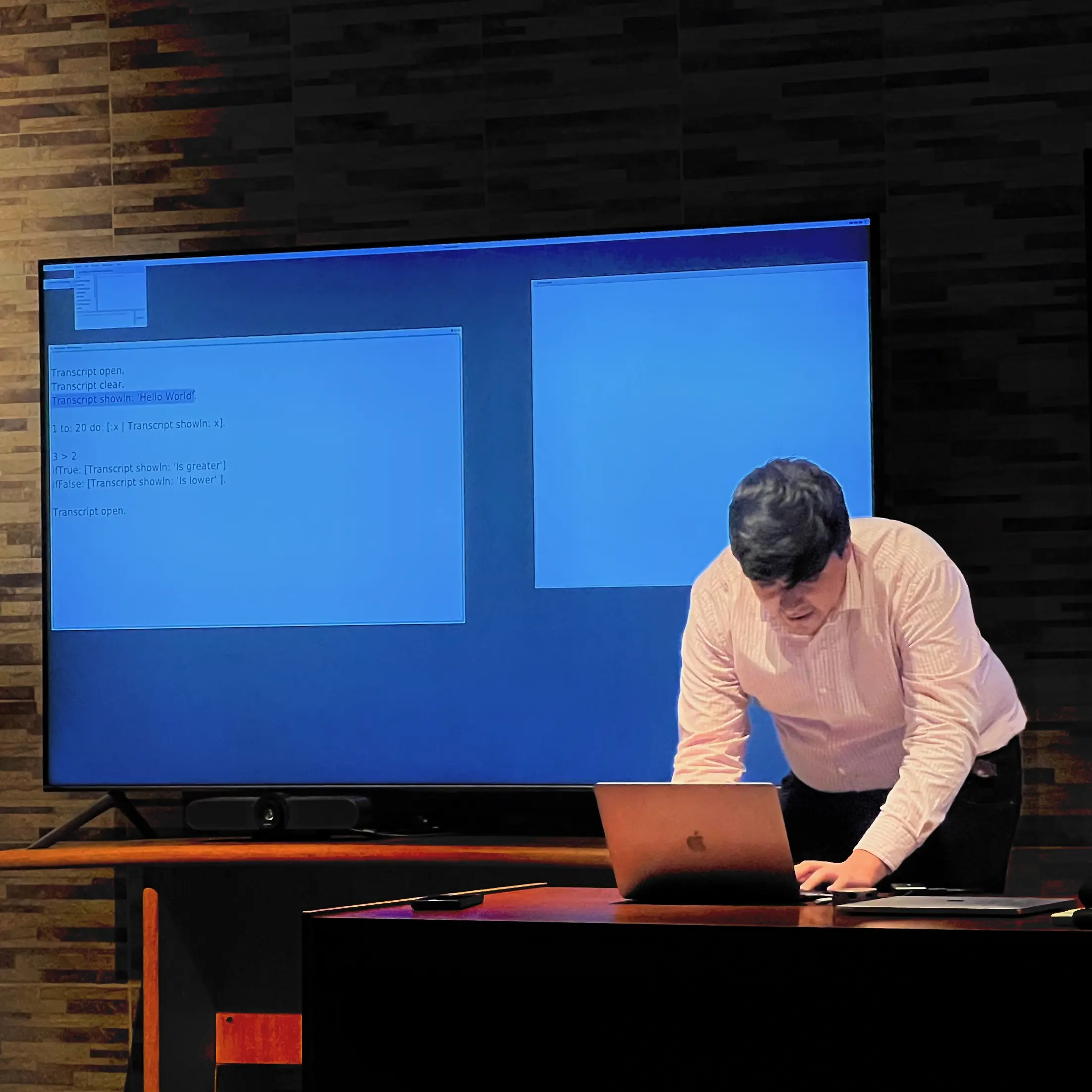 Chelo dando una charla de paradigmas de programación en la UTN-FRT