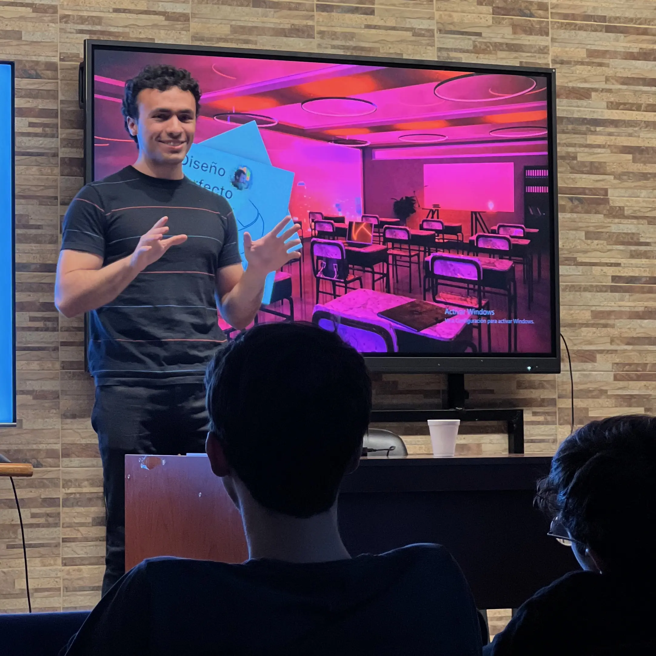 Mauricio dando una charla sobre diseño en la UTN-FRT