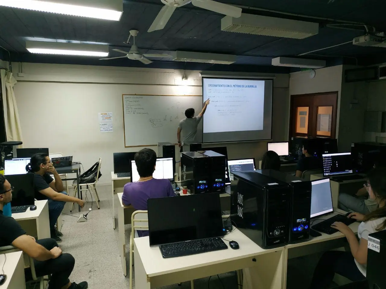 Esteban enseñando algoritmos de ordenamiento en la UTN-FRT