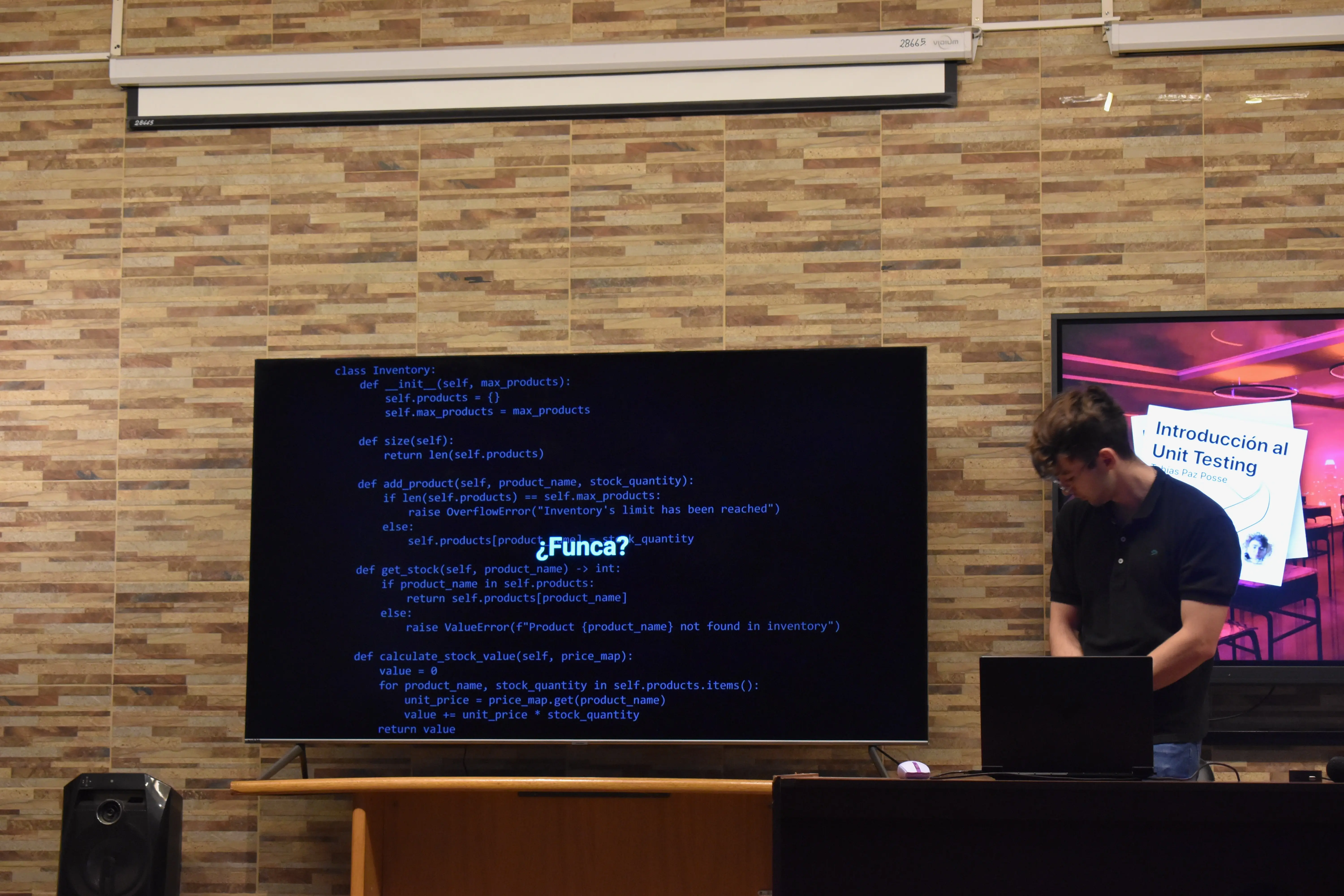 Tobías dando una charla sobre unit testing en la UTN-FRT